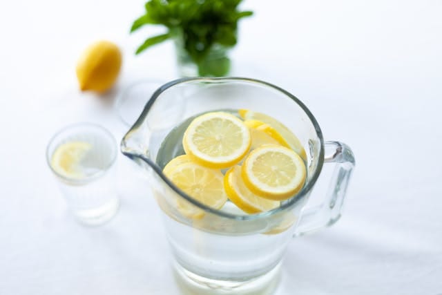 alcaliniser l'eau avec du citron