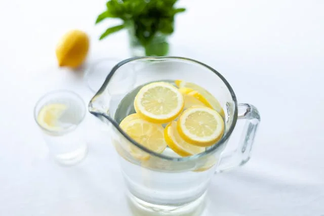 alcaliniser l'eau avec du citron